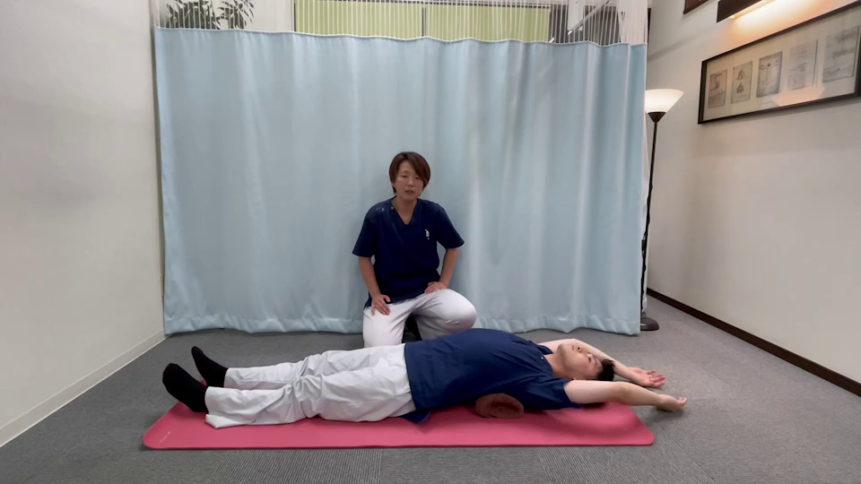 猫背を改善するための体操３
