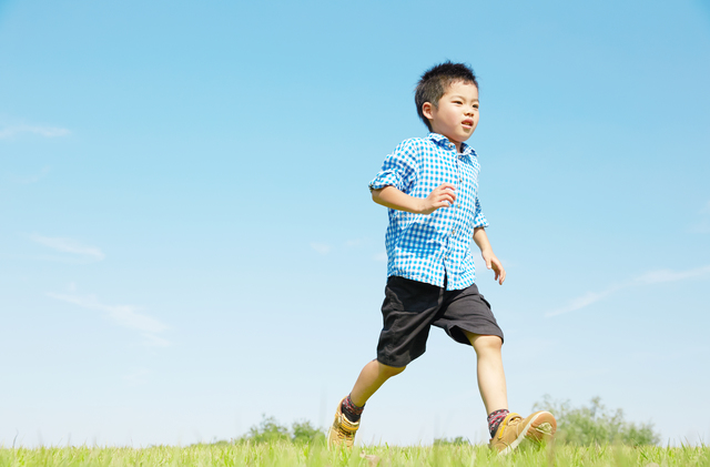 【猫背/歪み】子供の気になる症状はインソールで改善できる！【保護者の方必見】