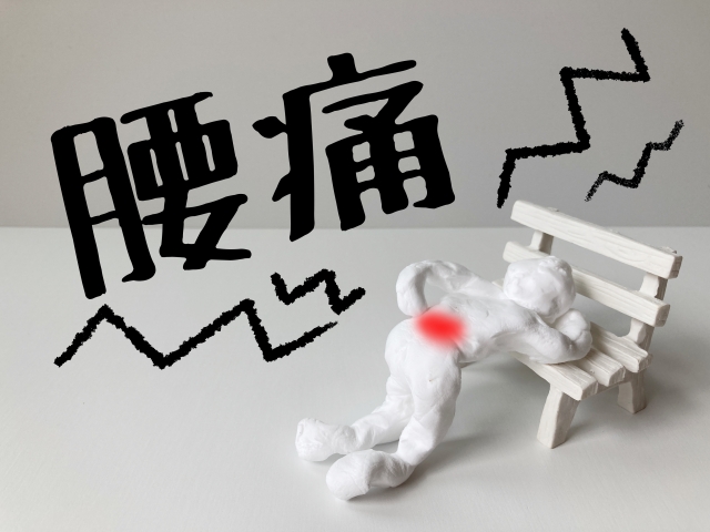 膝の過伸展（反張膝）はなぜ腰痛を引き起こすのか？